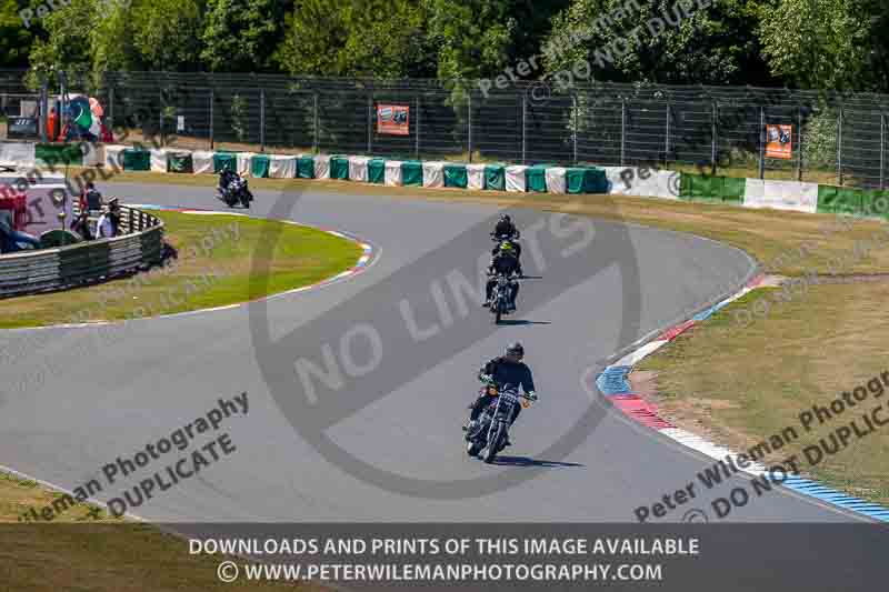 Vintage motorcycle club;eventdigitalimages;mallory park;mallory park trackday photographs;no limits trackdays;peter wileman photography;trackday digital images;trackday photos;vmcc festival 1000 bikes photographs